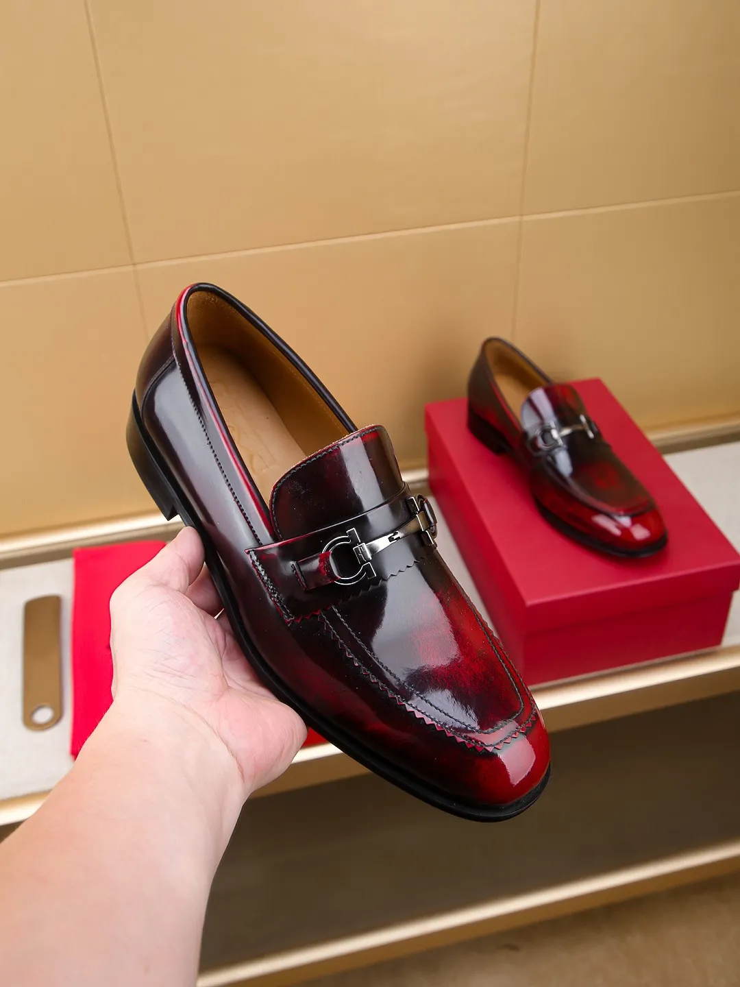 Men's shoes 💰460 🕷🕷🐂【Ferragamo】Ferragamo Popular fashionable leather shoes🇨🇳Official website counter 1:1 production, original mold opening💯Good quality can be seen, imported high-end first-layer waxed calfskin, water-dyed🐂leather lining🌿very clear texture, high-quality waterproof, non-slip and wear-resistant outsole🎋high quality and low price, truly handmade🍓colors available! Code number 39-44......(38.45.46.47 customized)